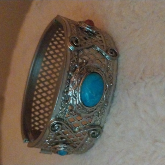 Jewelry - Elegant Silver and Turquoise Bracelet